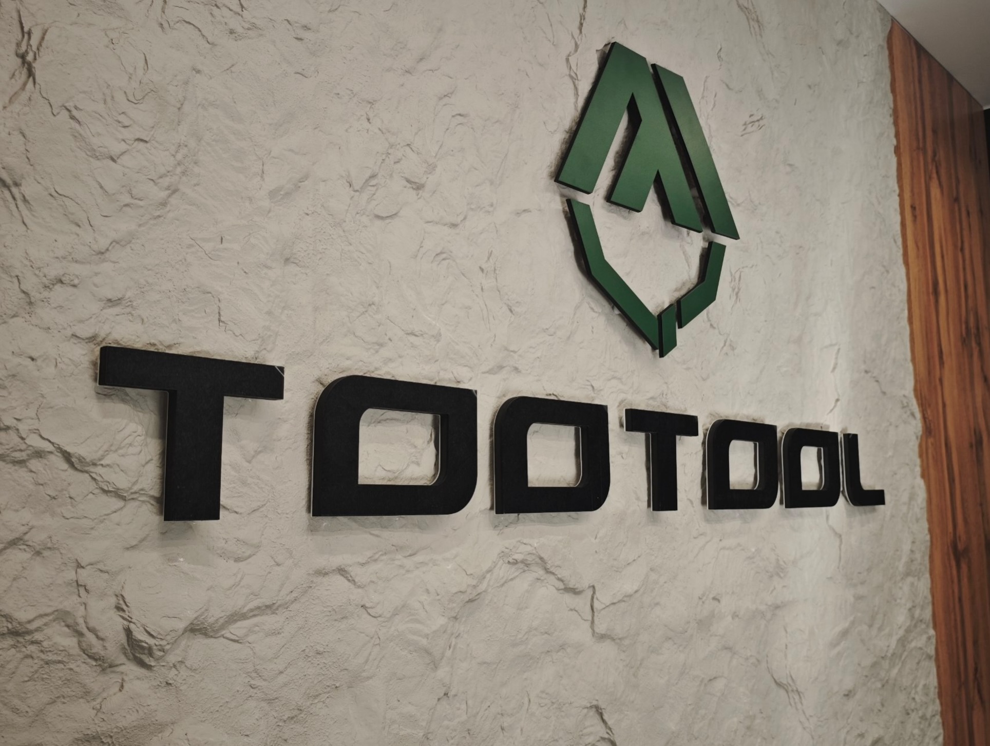 TOOTOOL: объёмные буквы и логотип в интерьере