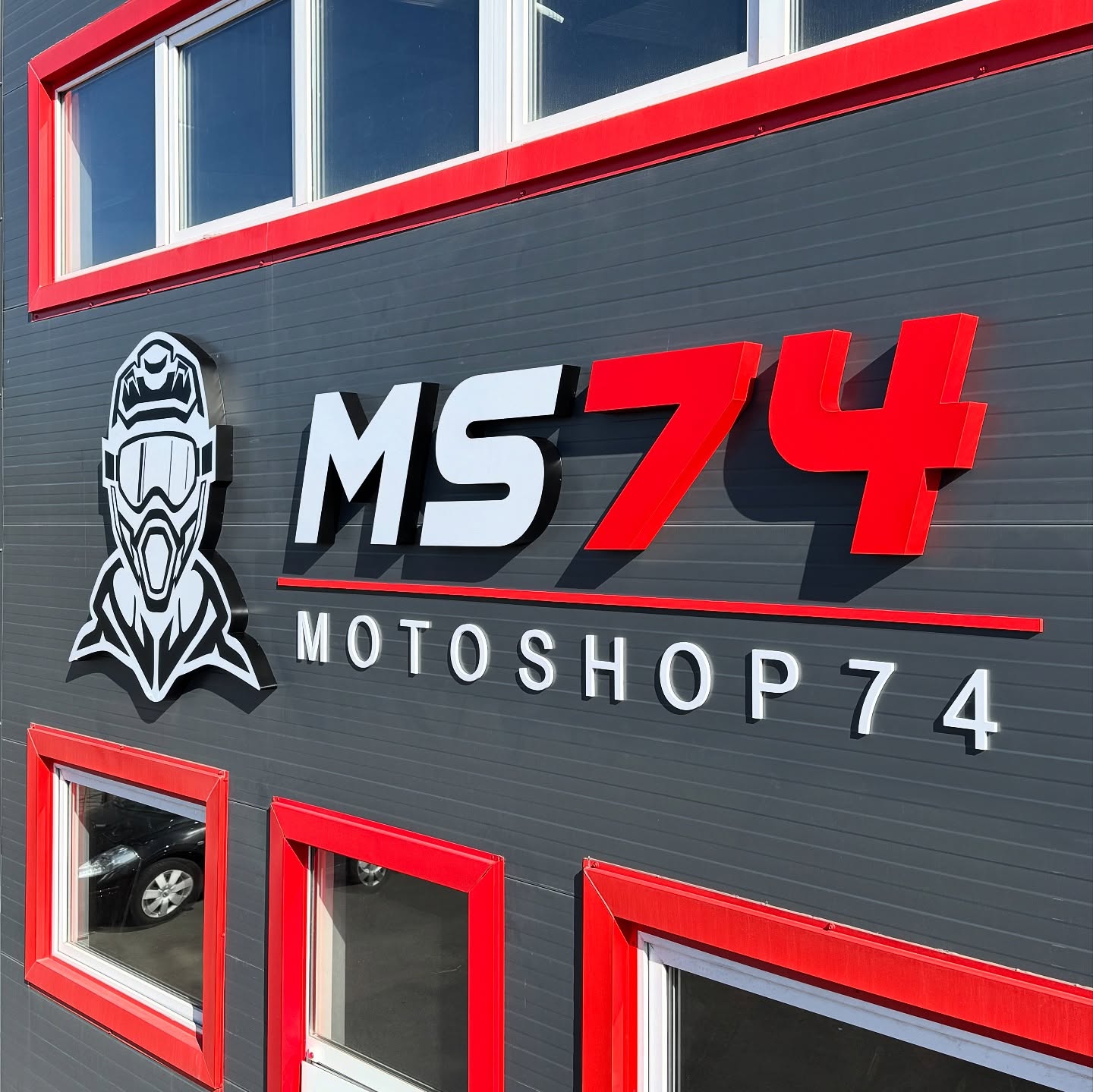 MS74 Motoshop: вывеска с логотипом над входом